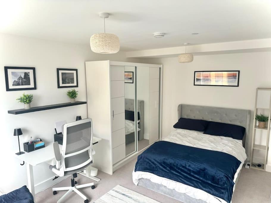 High-spec 1x Large Bedroom *